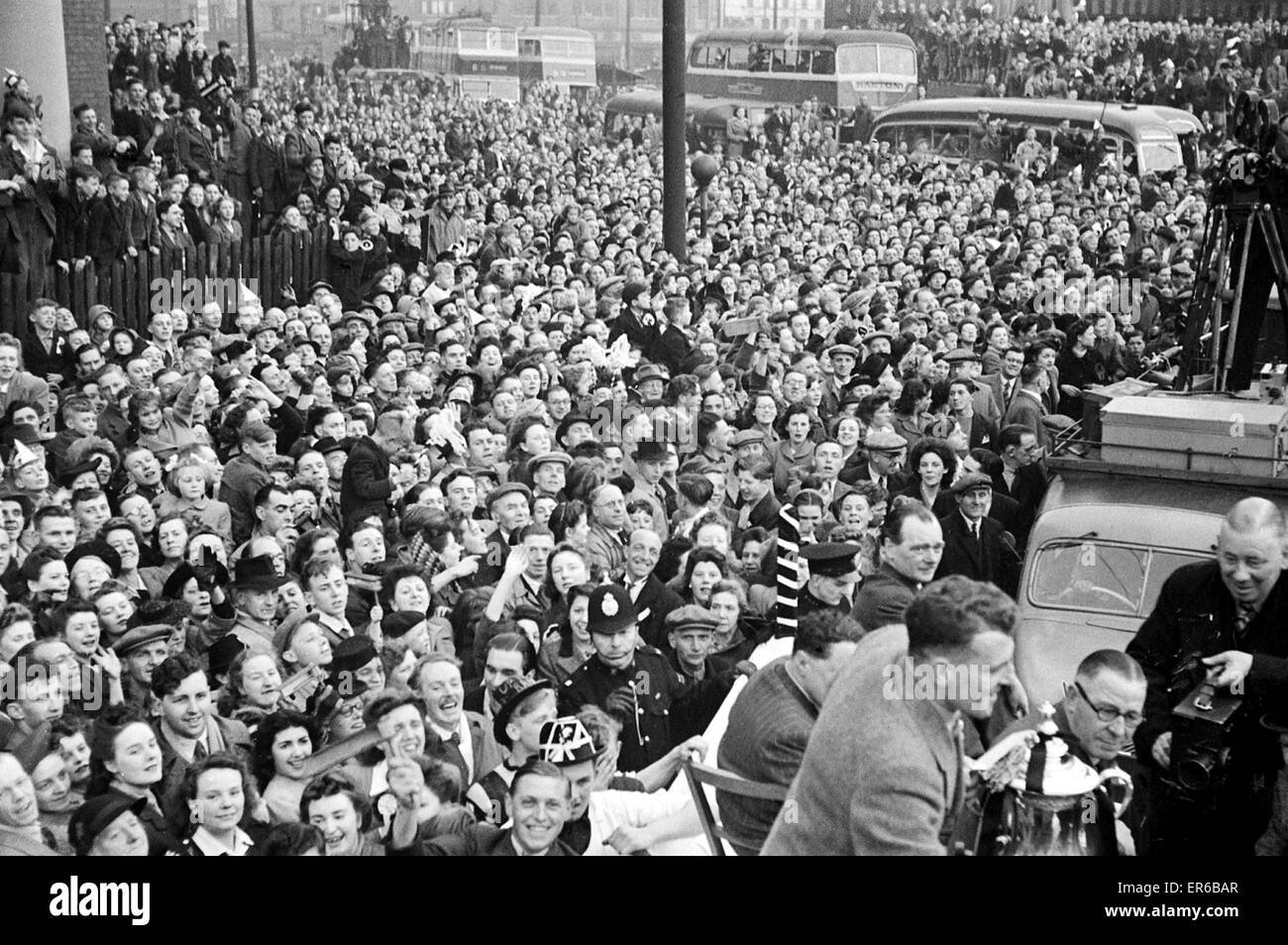 Das Derby County-Team mit den FA-Cup-Trophäe nach ihrem Sieg über Charlton Athletic im Finale im Wembley-Stadion nach Hause. Bild zeigt: Derby captain Jack Nicholas Angeberei He Trophäe. 1. Mai 1946. Stockfoto