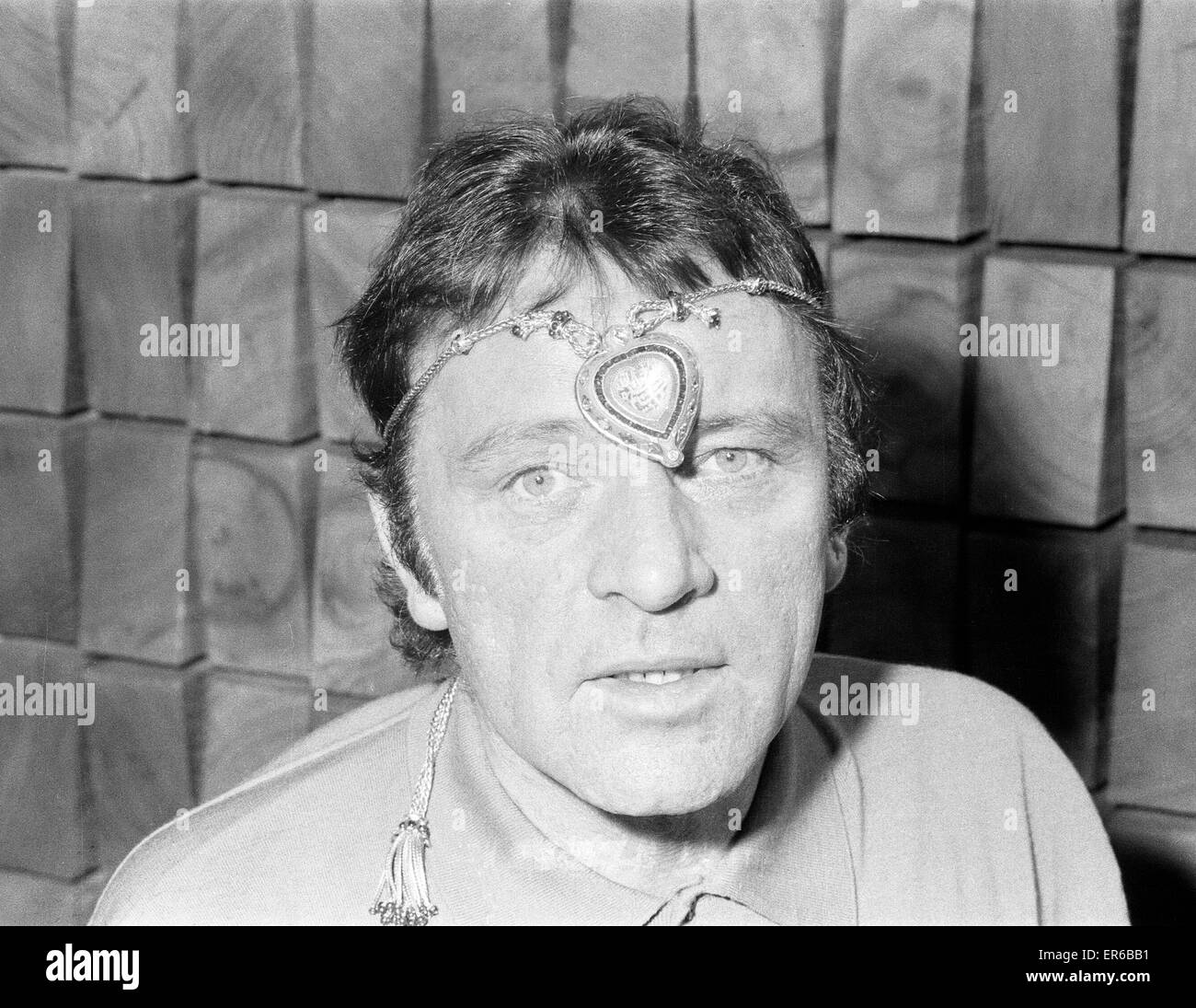 Richard Burton mit Geschenk für Frau Elizabeth Taylor, ein £380.000-Diamant-Anhänger zu ihrem 40. Geburtstag, abgebildet im International Hotel, Budapest, Ungarn, Sonntag, 27. Februar 1972 zu markieren. Der Diamant-Halskette wurde von Shah Jahan, der Prinz, die co Stockfoto