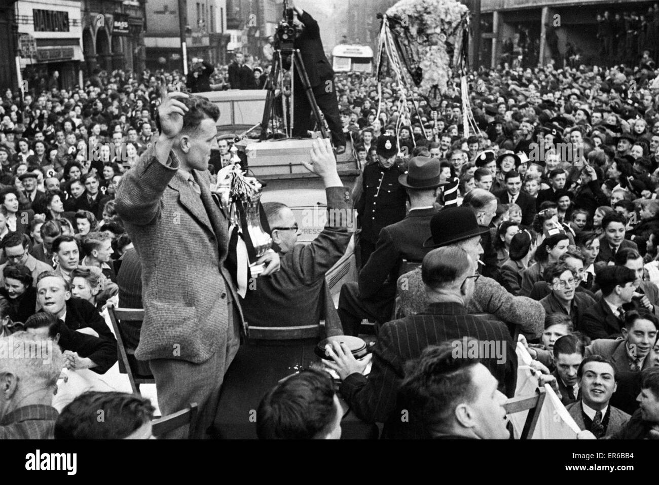 Das Derby County-Team mit den FA-Cup-Trophäe nach ihrem Sieg über Charlton Athletic im Finale im Wembley-Stadion nach Hause. Bild zeigt: Derby captain Jack Nicholas Angeberei He Trophäe. 1. Mai 1946. Stockfoto