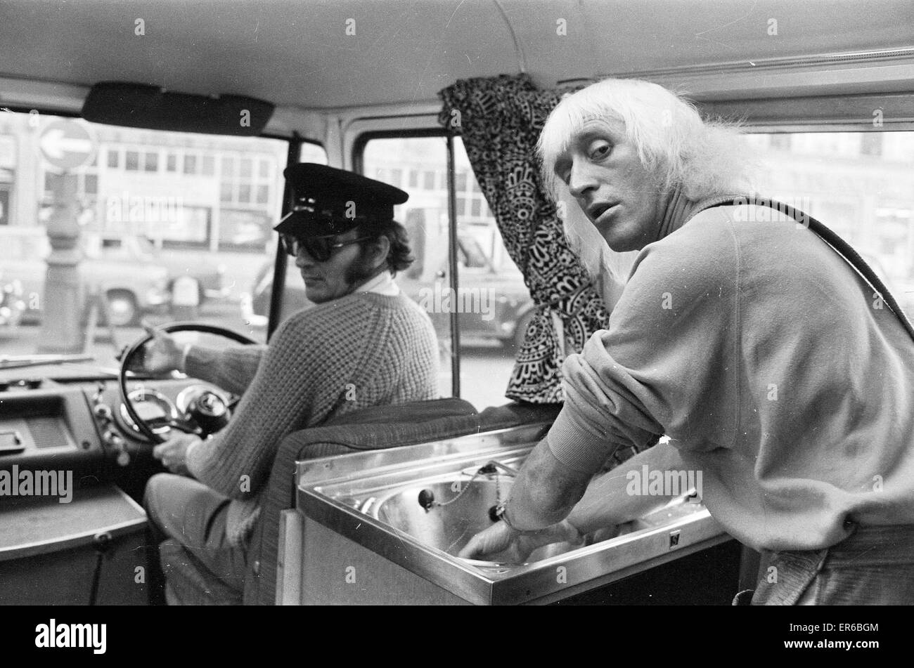 "Ein Tag im Leben von Jimmy Saville" Feature von Mike Hellicar.  Hier ist er in seinem Wohnwagen Wohnmobil mit Fahrer Dennis Garbutt abgebildet.  7. Oktober 1971. Stockfoto