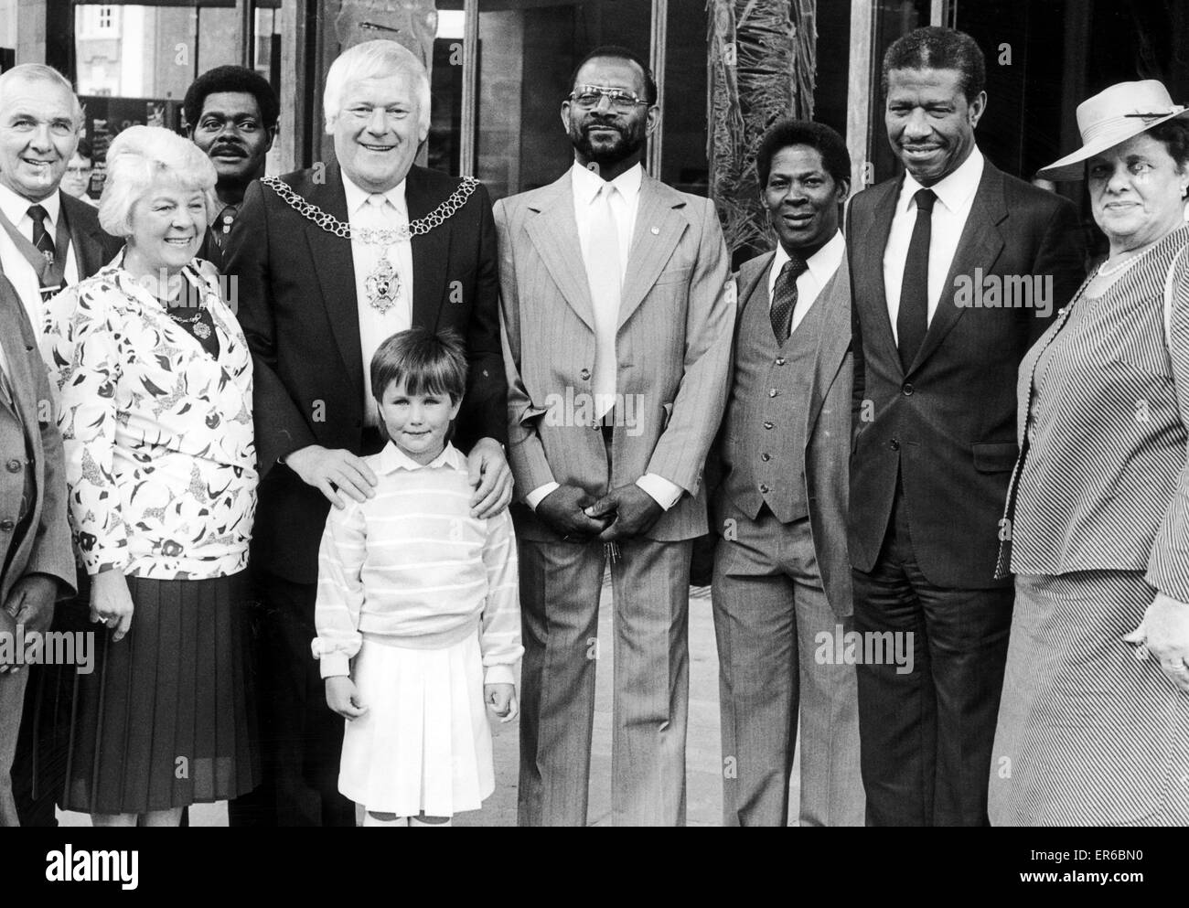 Jamaican Hochkommissar Herbert Walker und seine Frau (rechts) sind zu Coventry Cathedral von West Indian Center Vorsitzende Eric Linton (Mitte) und der Bürgerpartei, geführt durch den Oberbürgermeister von Coventry, Stadtrat Jeff White und seine Frau, 1. August 198 begrüßt. Stockfoto