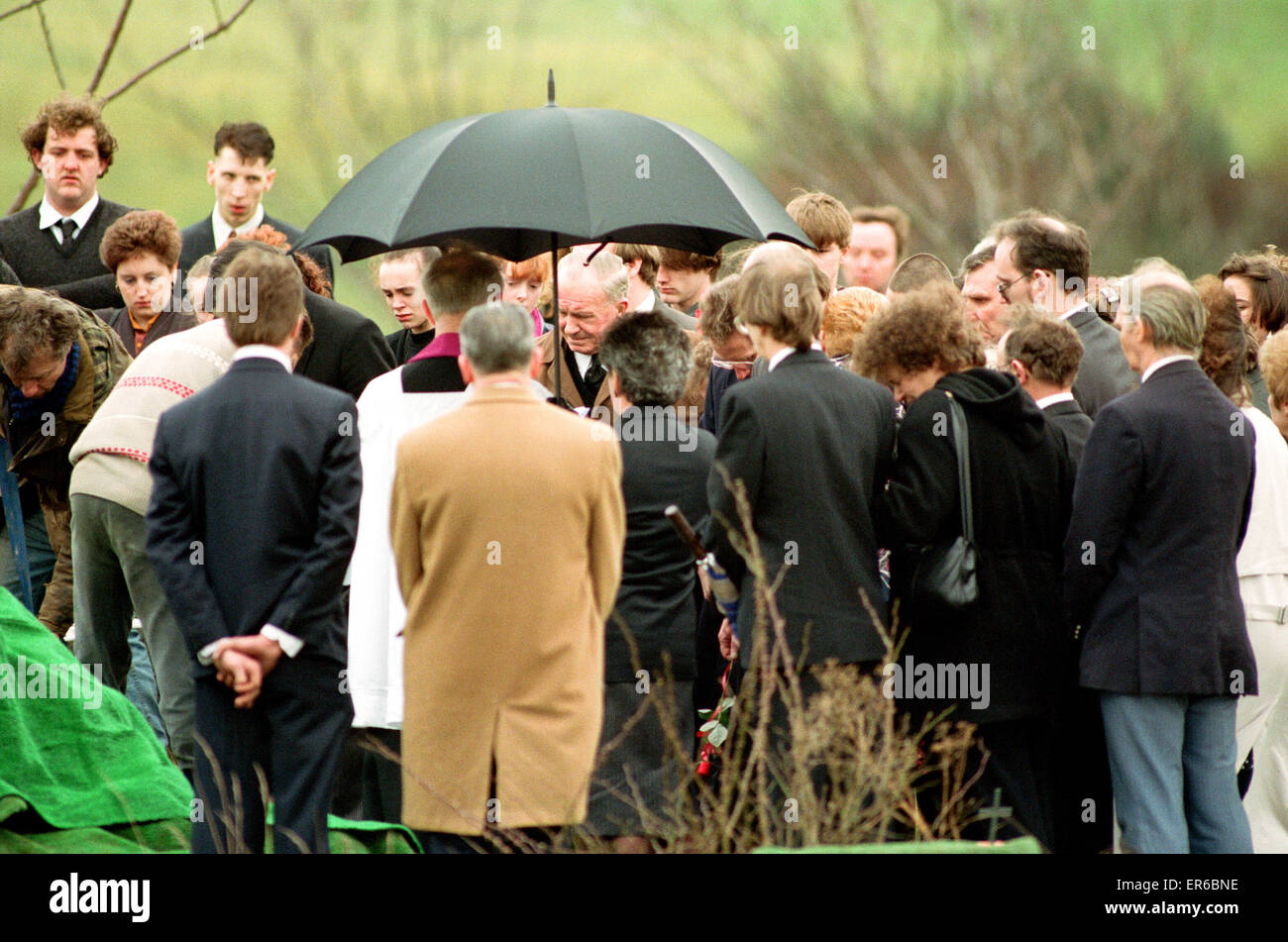 Die Familie des ermordeten Teen Suzanne Capper kam heute bei ihrer Beerdigung. Es wurden mehr als 100 Trauergäste, darunter ihre Mutter Betty, Schwester Michelle und 4 Schritt-Brüder. 18. Januar 1993 Stockfoto