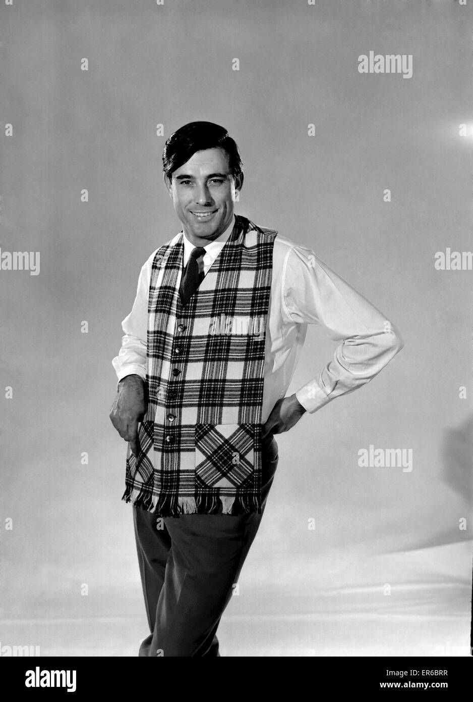 Kleidung: Mode: Herrenmode: Mann mit Weste. Modell: Peter Anthony. Februar 1961 B1319-001 Stockfoto