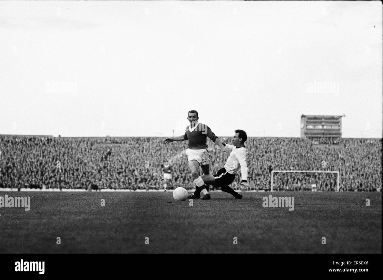 Englische League Division Two match bei Ayrseome Park. Middlesbrough 2 V Rotherham United 2. Arthur Kaye von Middlesbrough springt über das ausgestreckte Bein von Laurie Morgan.  9. September 1963. Stockfoto