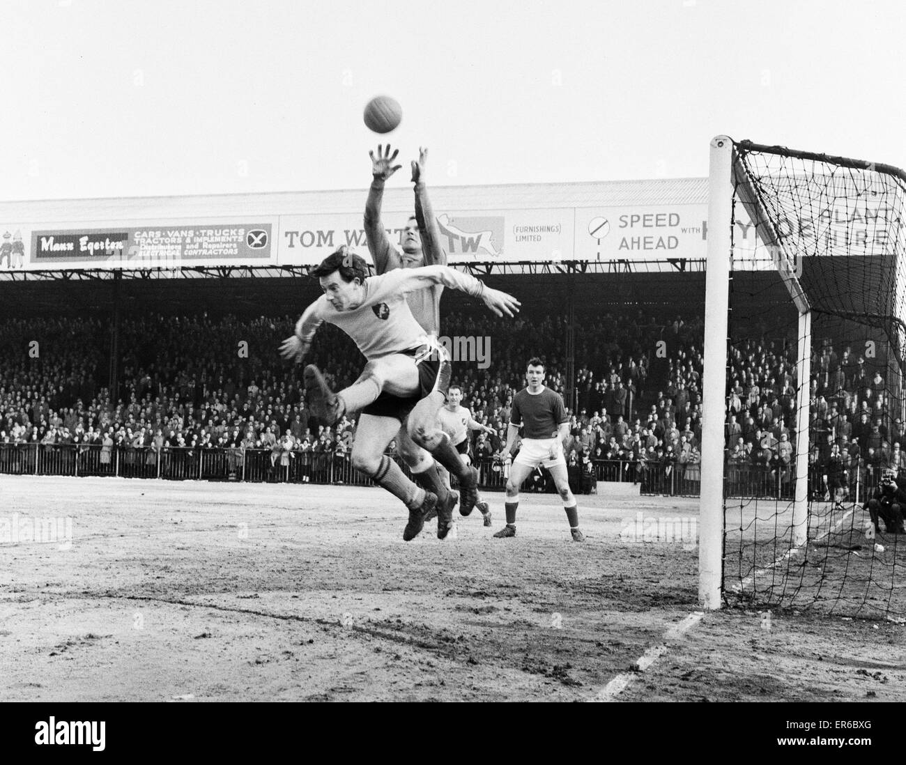 Rotherham United Torwart Ron Ironside blockt während des Spiels gegen Norwich an der Carrow Road. 23. Februar 1963. Stockfoto
