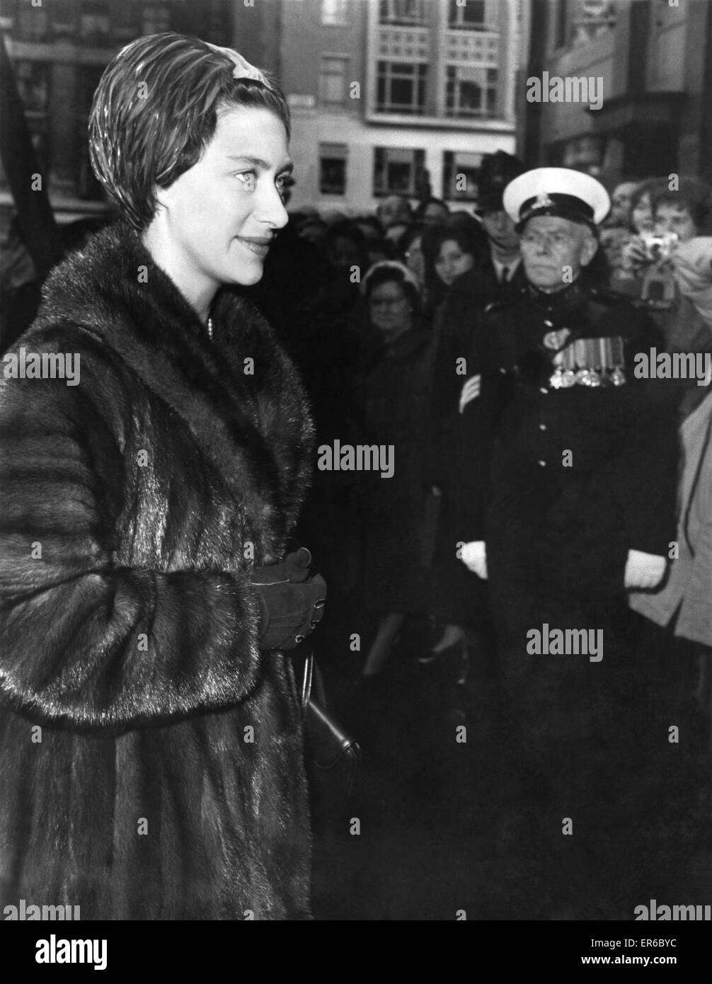 Prinzessin Margaret ankommen bei Celanese House, Hanover Square für eine spezielle Vorführung durch die eingearbeitete Society of London Fashion Designer. März 1959 P022825 Stockfoto