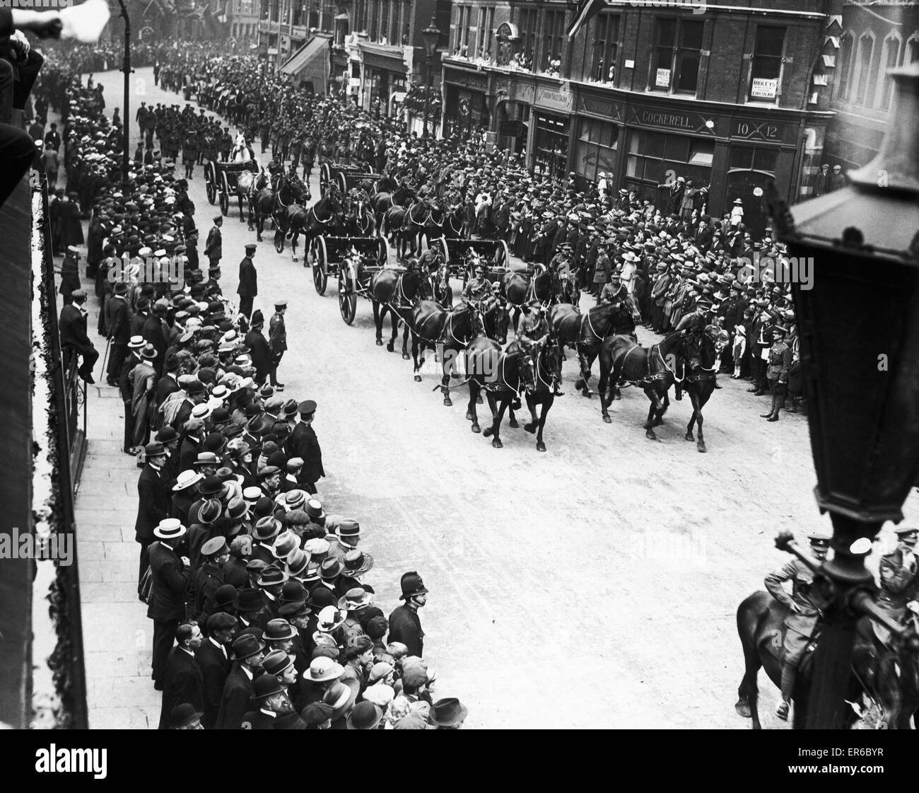 Mitglieder der Königlichen Artillerie zusammen mit Mitgliedern der britischen und alliierten Armeen gesehen hier Marsch durch die Straßen von London während der Siegesparade zum Ende des ersten Weltkrieges am 19. Juli 1919 feiern Stockfoto