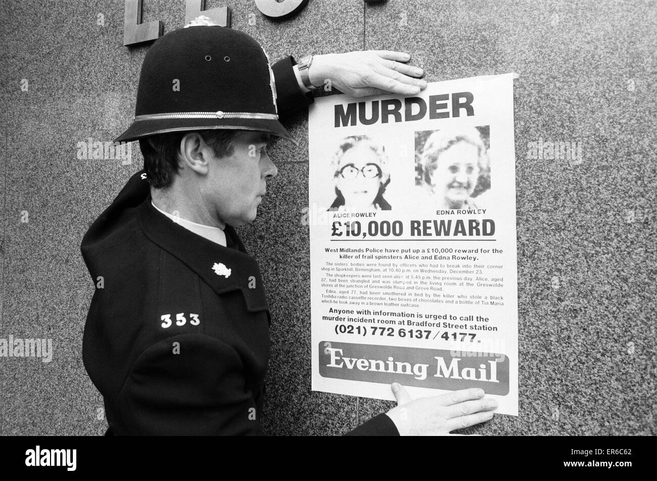 Ein Wachtmeister gesehen ein Plakat das ansprechende Informationen in der Alice und Edna Rowley Doppelmord im Sparkhill außerhalb der Lloyds Bank in Sparkhill 5. Januar 1988 aufstellen Stockfoto
