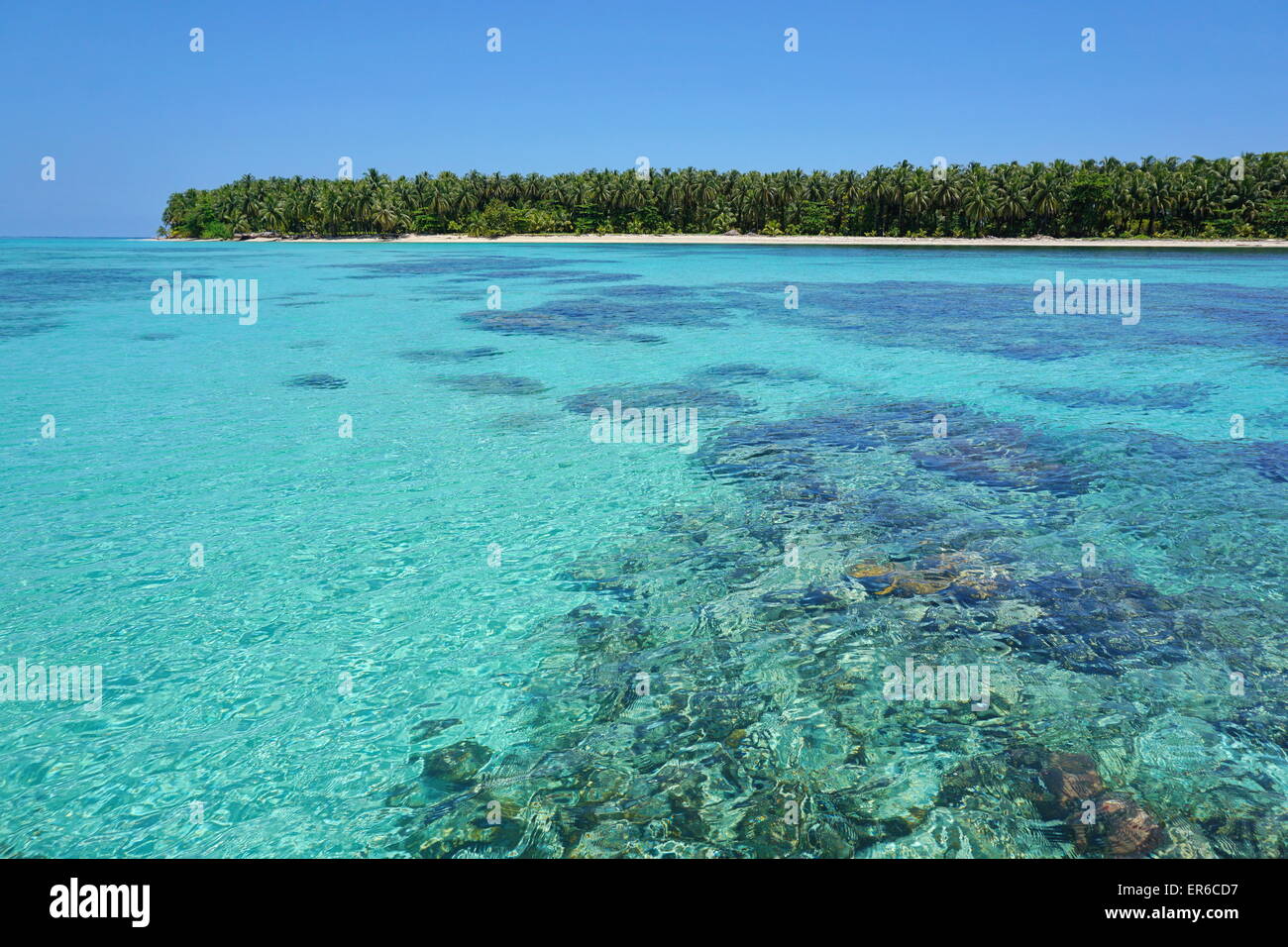 Türkisfarbenen Wasser des karibischen Meeres mit Korallenriff unterhalb der Oberfläche und einer unberührten tropischen Insel am Horizont, Panama Stockfoto
