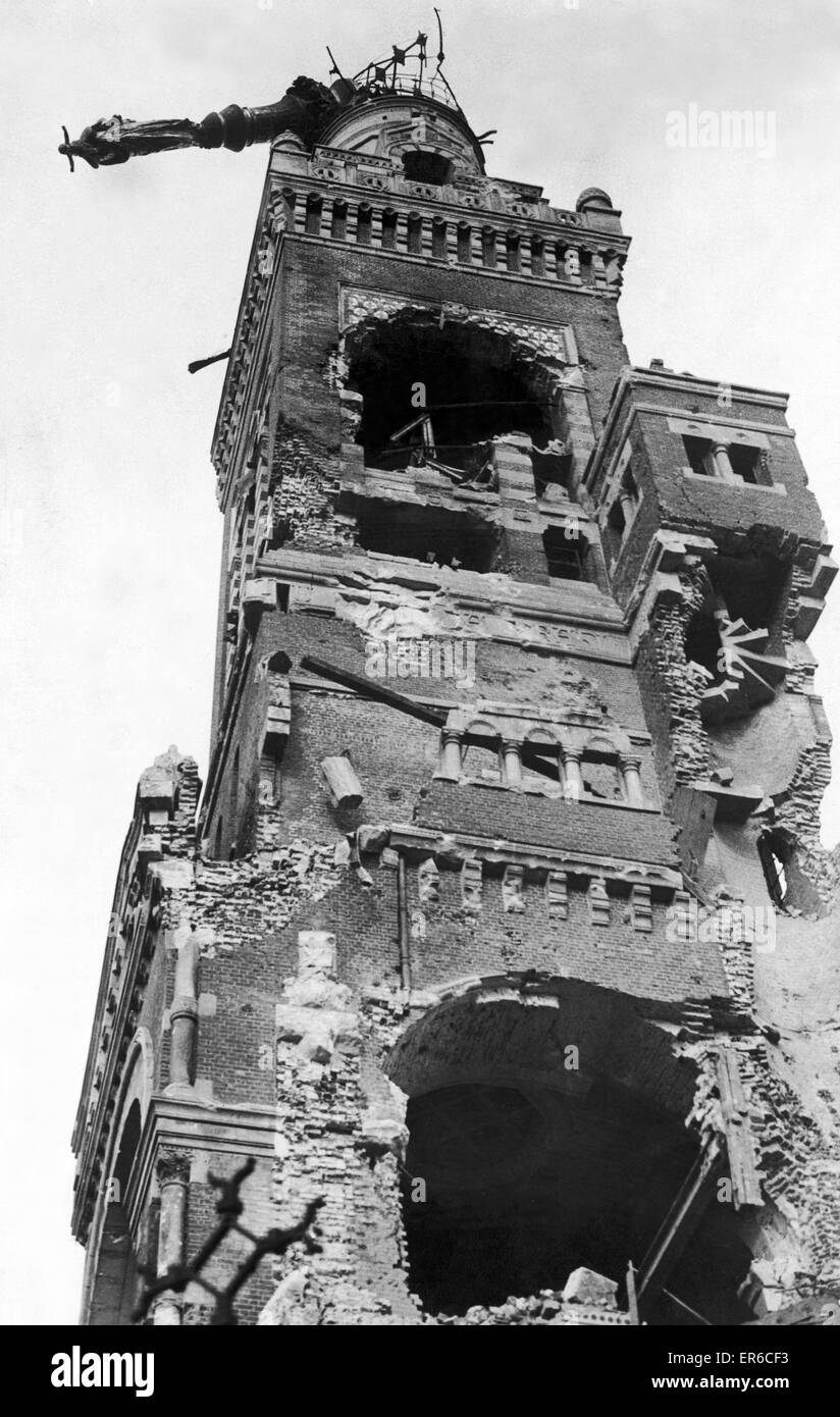 Die Kirche Notre-Dame de Brebi? Res (unsere Liebe Frau von der Mutterschafe) bei Albert. Die Statue wurde von einer deutschen Shell im Februar 1915 getroffen und französischen Ingenieure fixiert den schiefen Statue der Jungfrau und Kind im rechten Winkel zum Gebäude ca. 19 Februar Stockfoto