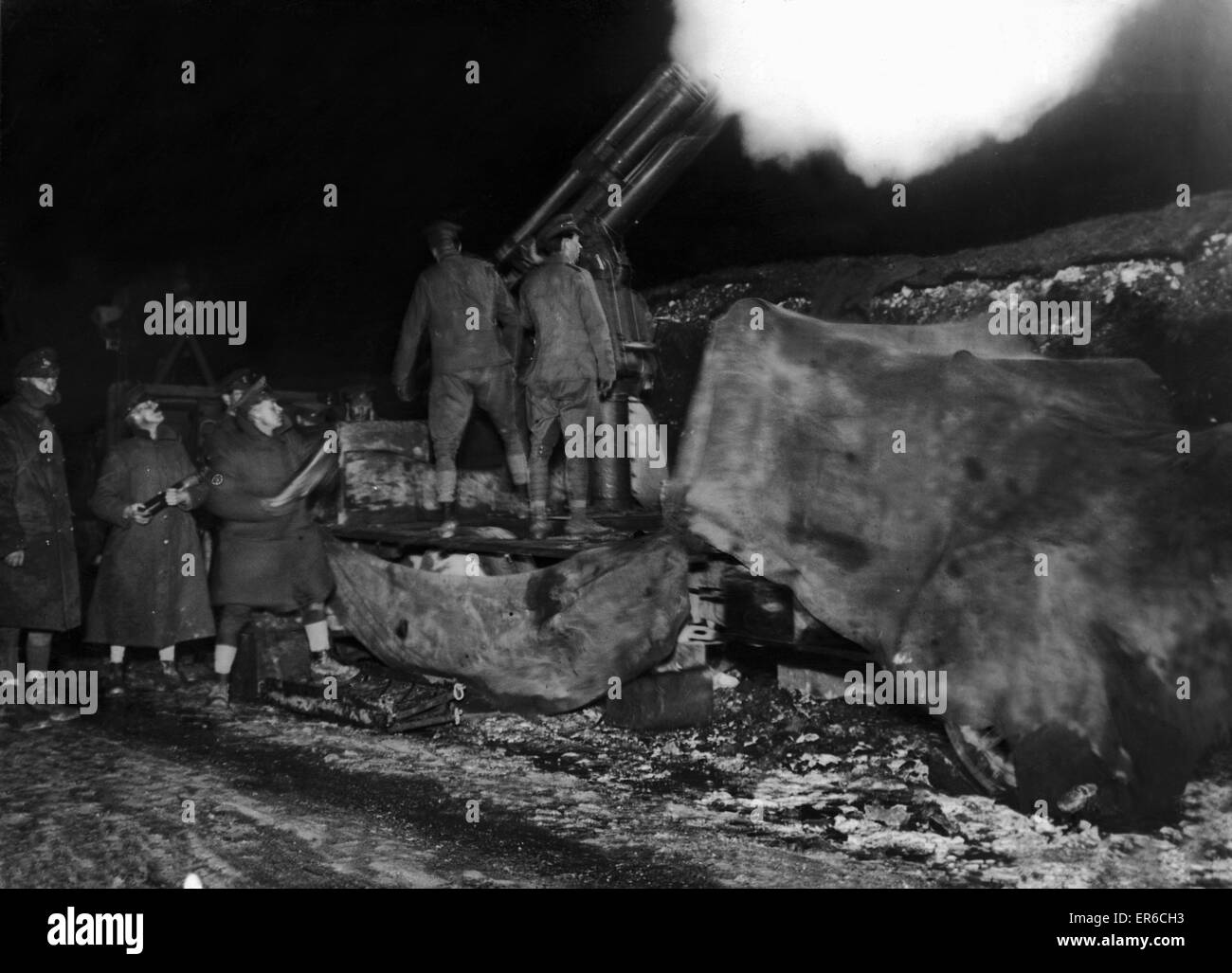 Ein britischer 13 Pfünder anti-Aircraft Gewehr auf Daimler Mk. 3 LKW in Aktion in der Nacht in der Nähe von Wailly, 16. April 1916 hier gesehen. Stockfoto