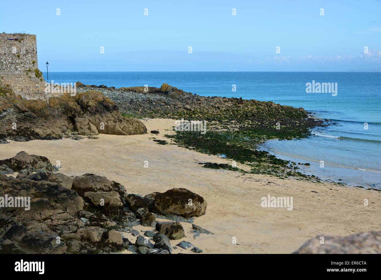 Strand, Felsen und Meer in St. Ives. Cornwall. England Stockfoto