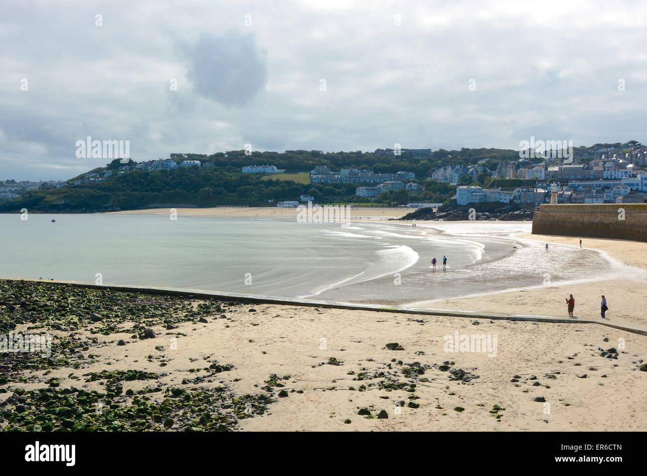 Strand und Bucht in St. Ives, Cornwall, England. Mit Menschen Stockfoto