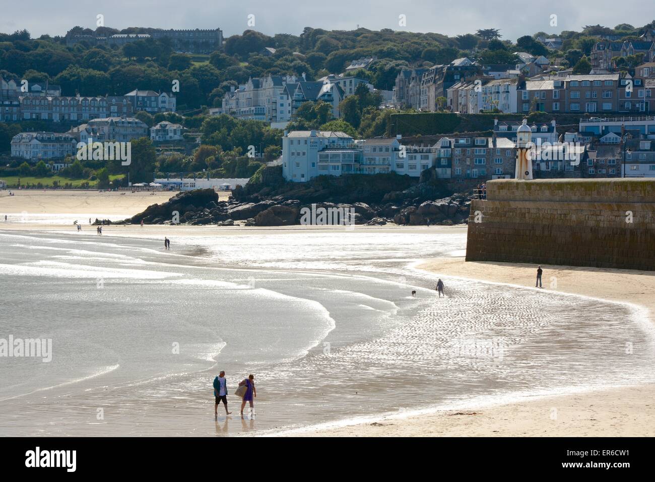 Strand und Bucht in St. Ives, Cornwall, England. Mit Menschen Stockfoto