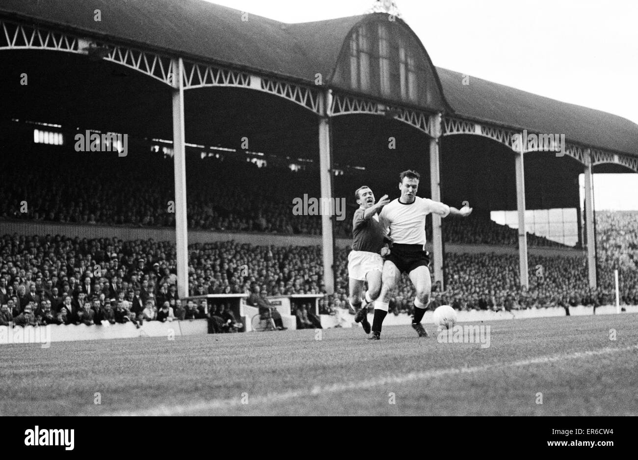 Englische League Division Two match bei Ayrseome Park. Middlesbrough 2 V Rotherham United 2. Peter Maddren von Rotherham wehrt Arthur Kaye von Middlesbrough in diesem Kampf um den Besitz. 9. September 1963. Stockfoto