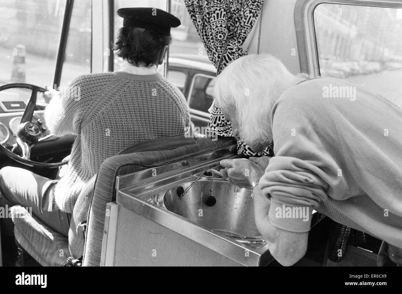 "Ein Tag im Leben von Jimmy Saville" Feature von Mike Hellicar.  Hier ist er in seinem Wohnwagen Wohnmobil mit Fahrer Dennis Garbutt abgebildet.  7. Oktober 1971. Stockfoto