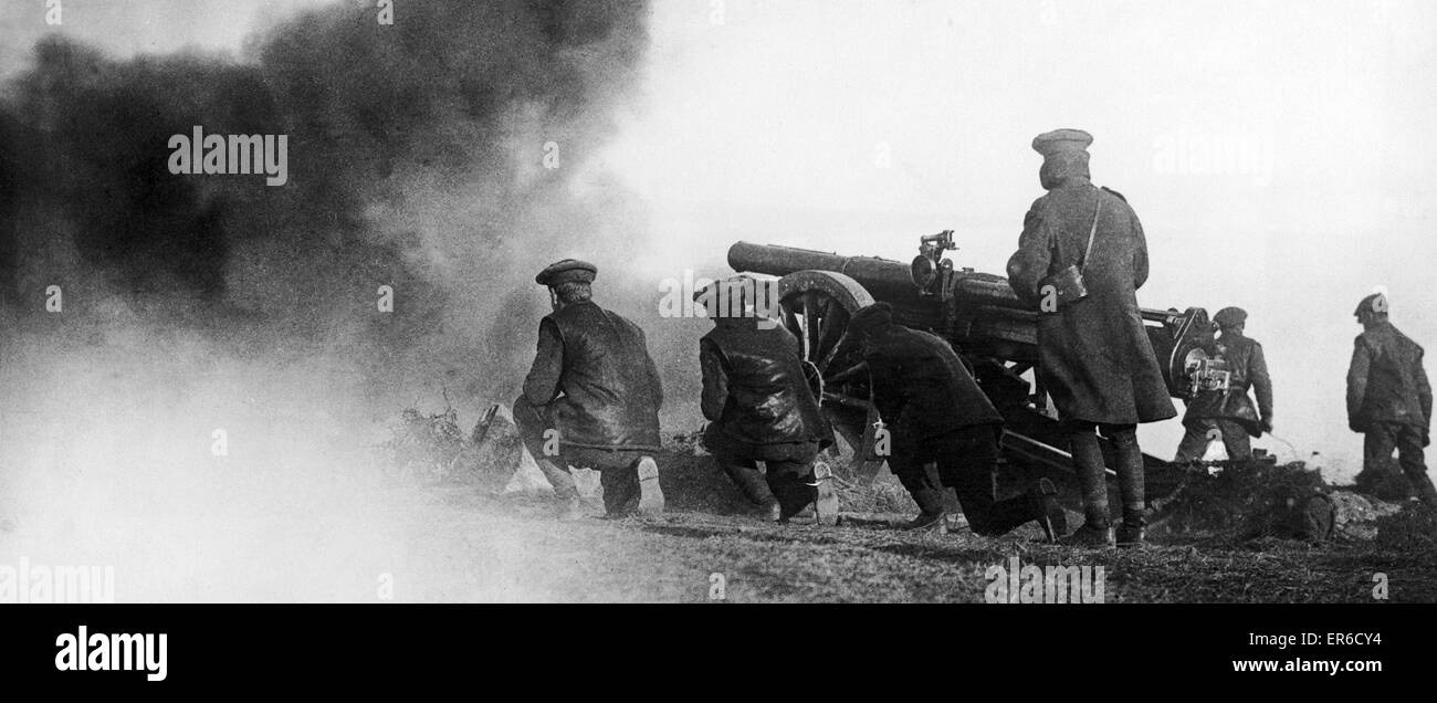 Artillerie in Aktion Beschuss österreichischen und bulgarischen Stellungen aus Saloniki hier gesehen. April 1916 Stockfoto