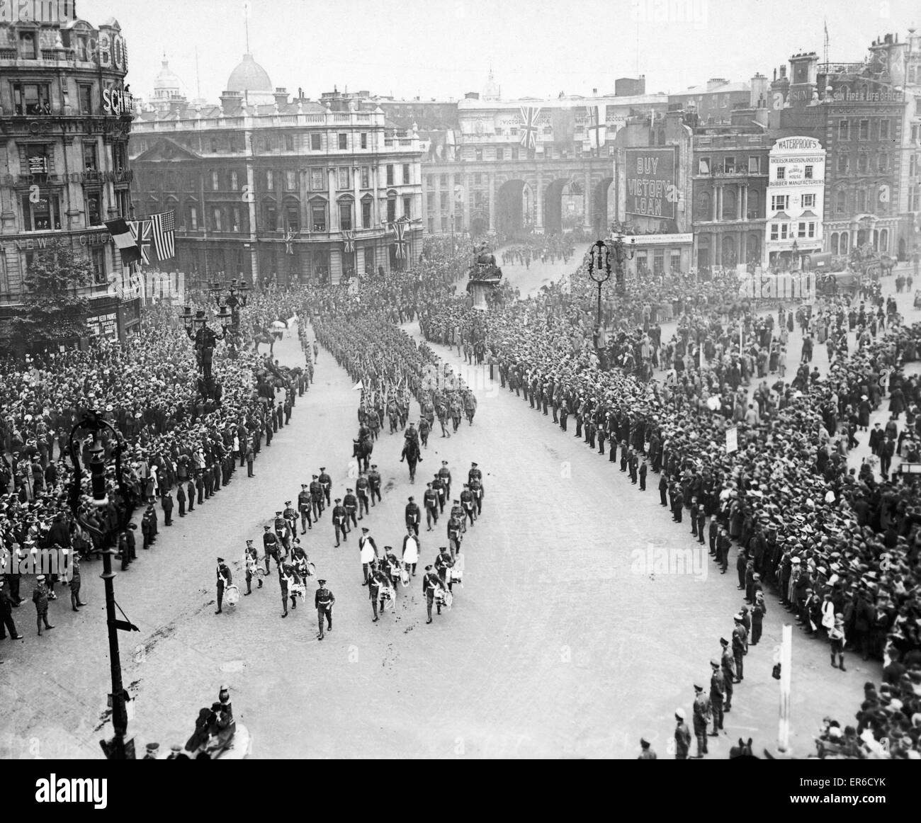 Britischen und alliierten Truppen gesehen hier März über den Trafalgar Square während der Siegesparade zum Ende des ersten Weltkrieges am 19. Juli 1919 feiern Stockfoto