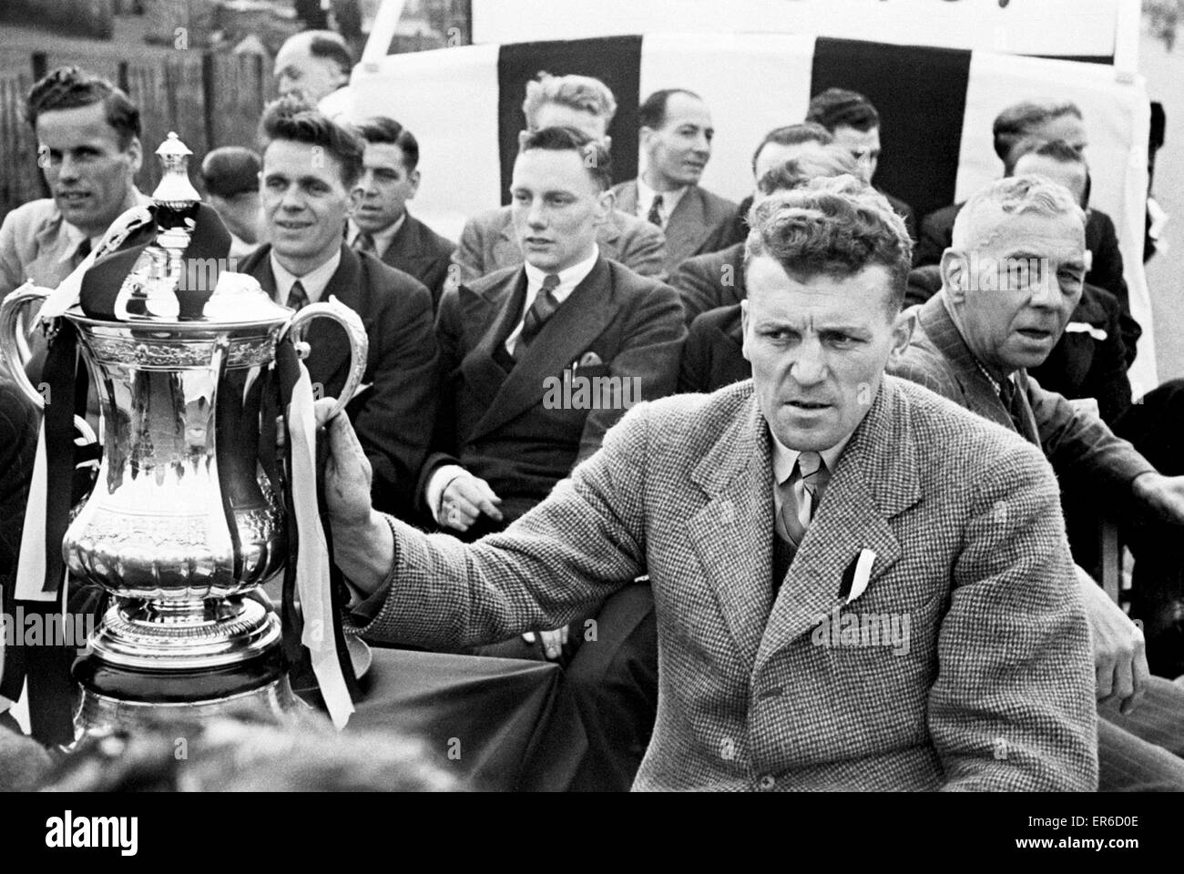 Das Derby County-Team mit den FA-Cup-Trophäe nach ihrem Sieg über Charlton Athletic im Finale im Wembley-Stadion nach Hause. Bild zeigt: Derby captain Jack Nicholas Angeberei He Trophäe. 1. Mai 1946. Stockfoto