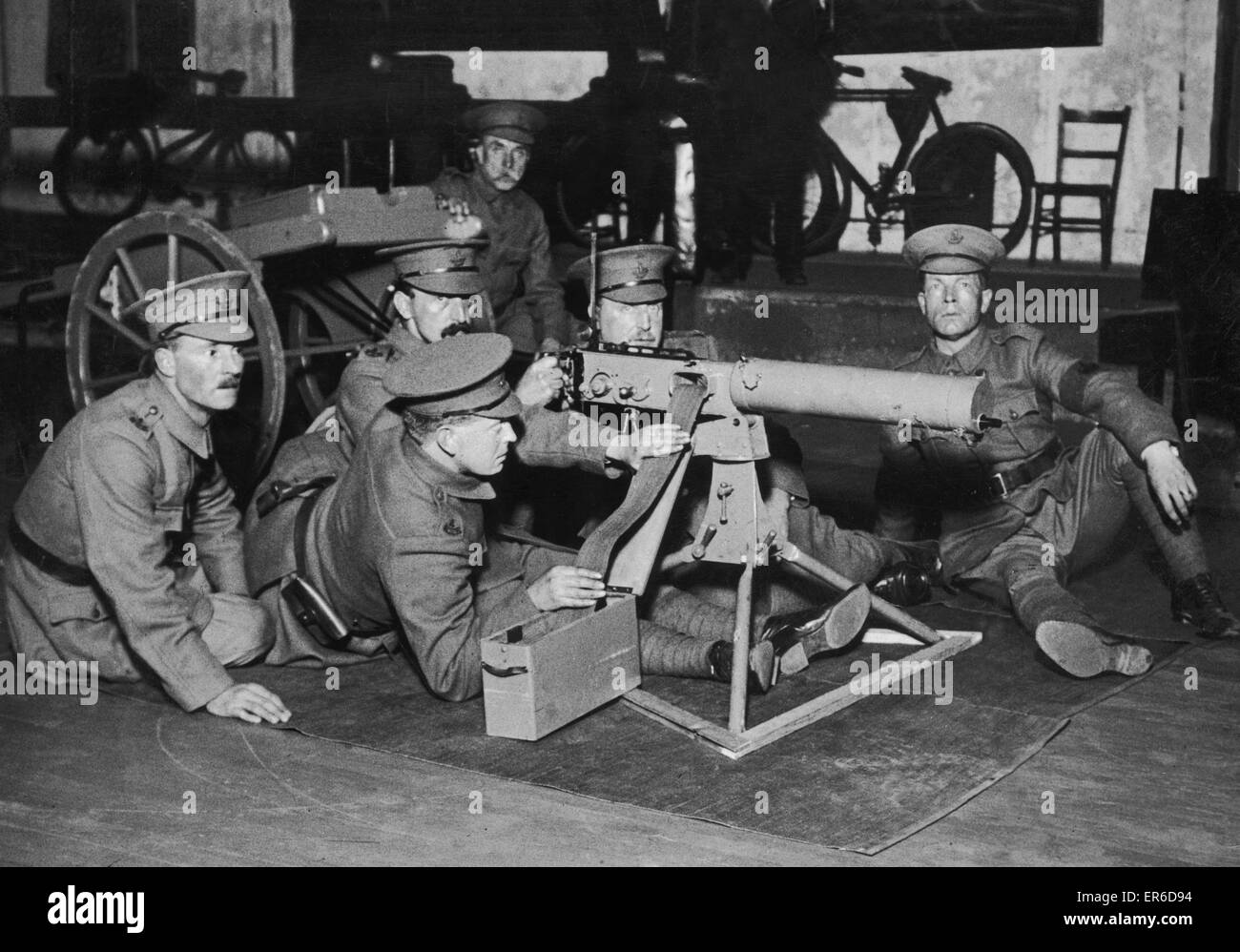 Ein Maschinengewehr präsentiert den Rotton Park Freiwilligen Birmingham von Dudley Docker ca. 1914 Stockfoto