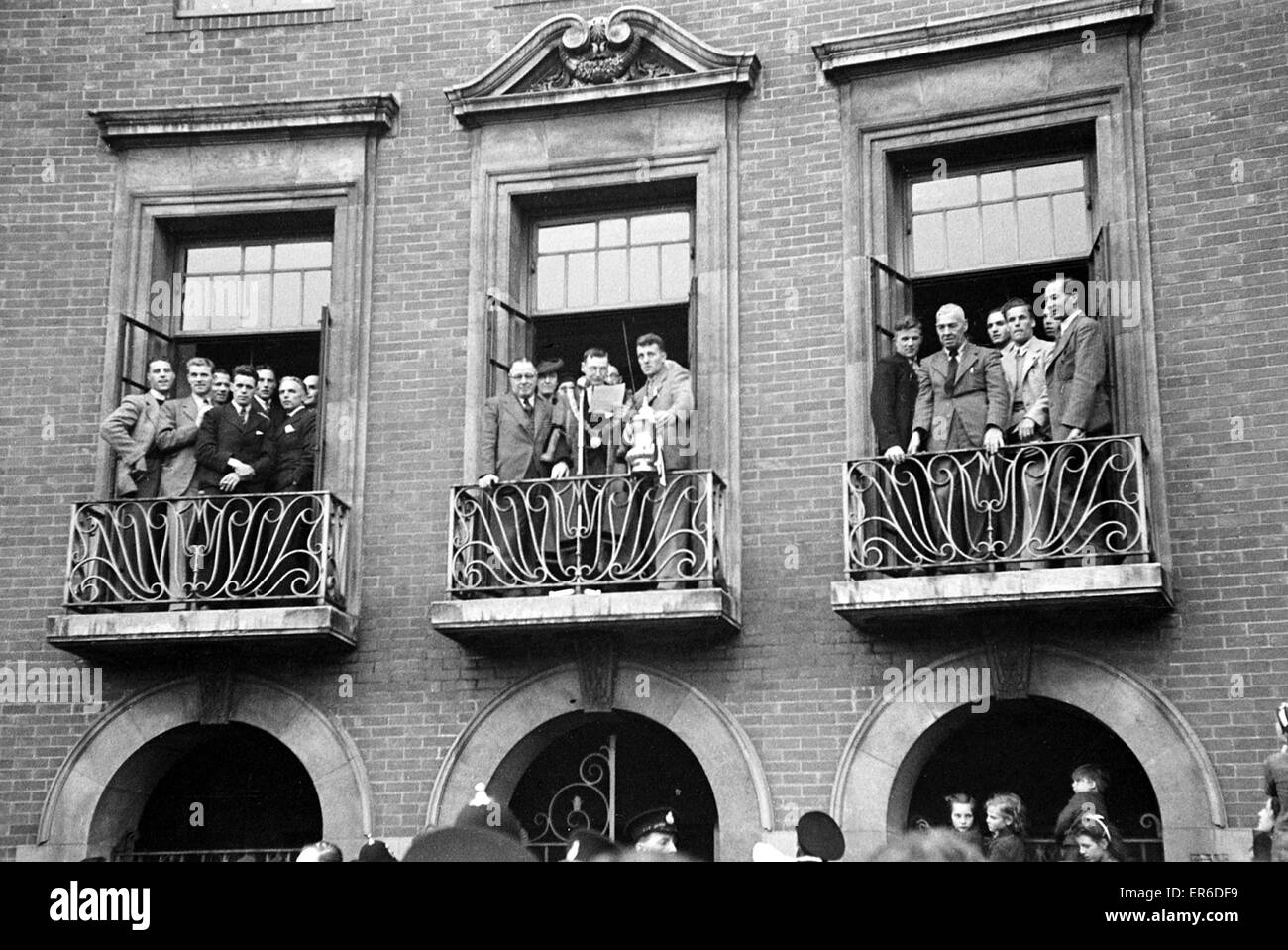 Das Derby County-Team mit den FA-Cup-Trophäe nach ihrem Sieg über Charlton Athletic im Finale im Wembley-Stadion nach Hause. Bild zeigt: The Derby Team He Trophäe zu zeigen, wie sie auf dem Balkon vor dem Polizeipräsidium stehen. 1. Mai 194 Stockfoto