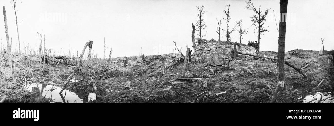 Schlacht von Messines Ridge.  Britische Truppen die zertrümmerten Reste von einem deutschen Bunker und Gräben im OOstaverne Wood anzeigen. 11. Juni 1917 Stockfoto