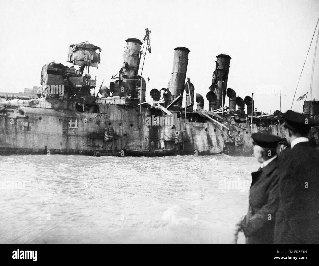 HMS Vindictive eine arrogante Klasse Cruiser hier gesehen am 24. April 1918 nach war sie im harten Einsatz bei Zeebrügge. Rachsüchtig war Teil eines RAID, den Haupteingang des Hafens und verhindert so die deutschen mit den Hafen als ein u-Boot-Basis zu blockieren. Die Stockfoto