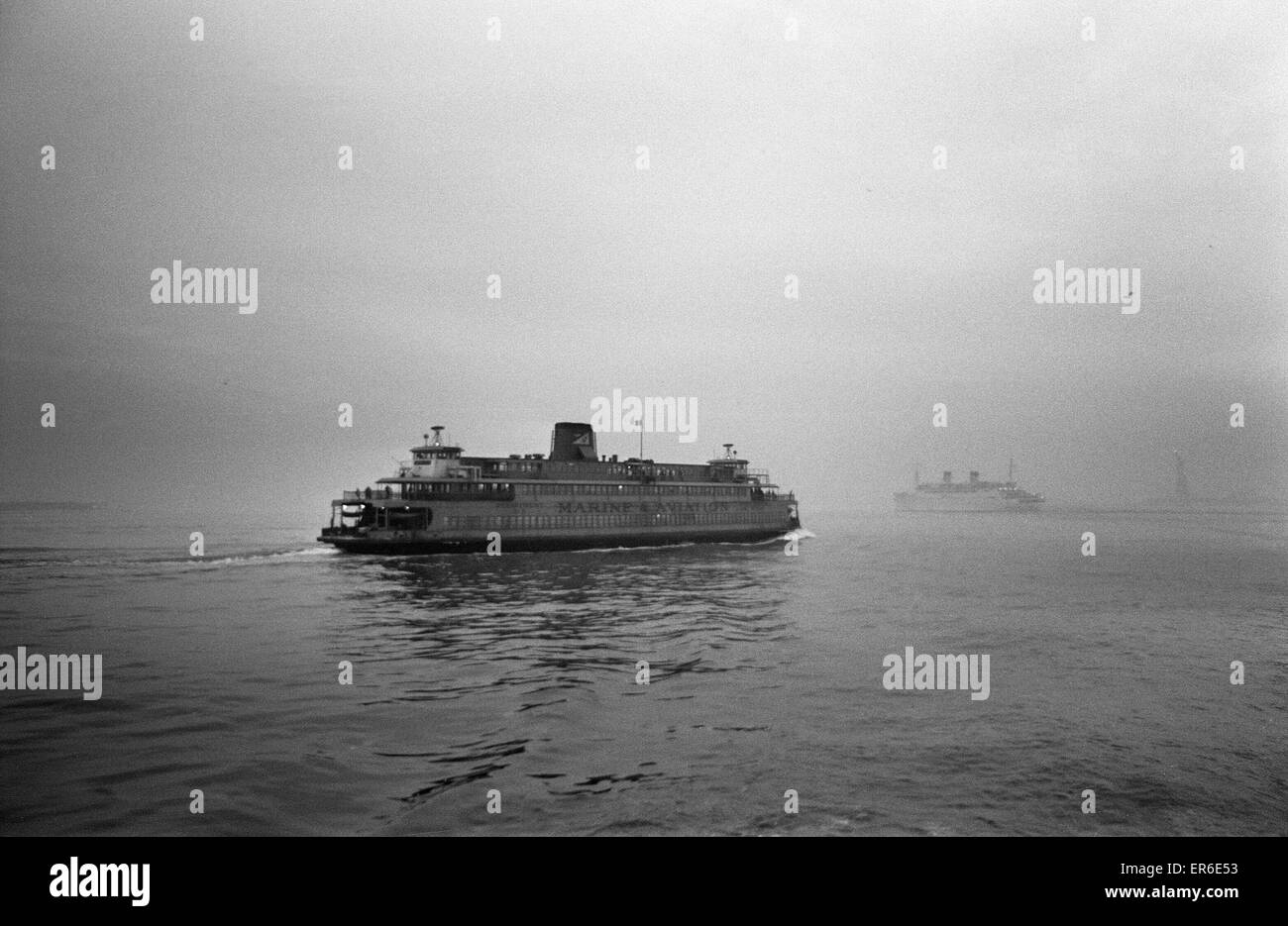 Staten Island Ferry, die zwischen der Südspitze von Manhattan in der Nähe von Battery Park und St. George Ferry Terminal auf Richmond Terrasse, in der Nähe von Richmond County Borough Hall 25. Januar 1970 läuft Stockfoto