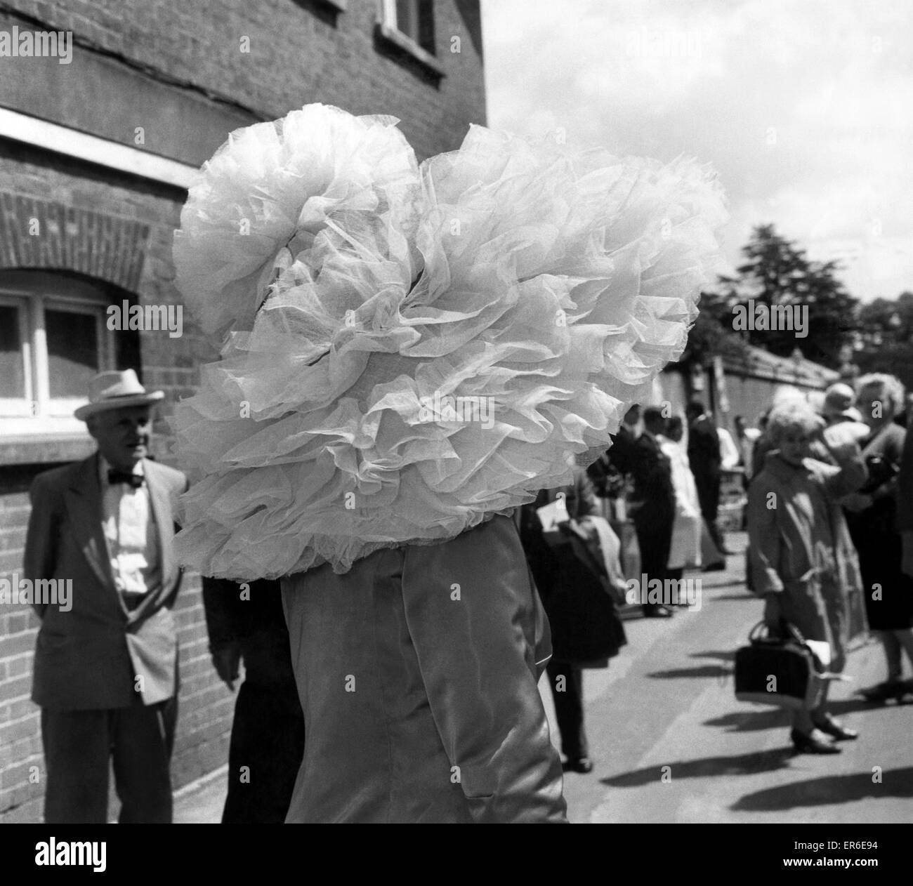 Kleidung. Mode Hüte: Ascot Moden. Juni 1965 P002859 Stockfoto