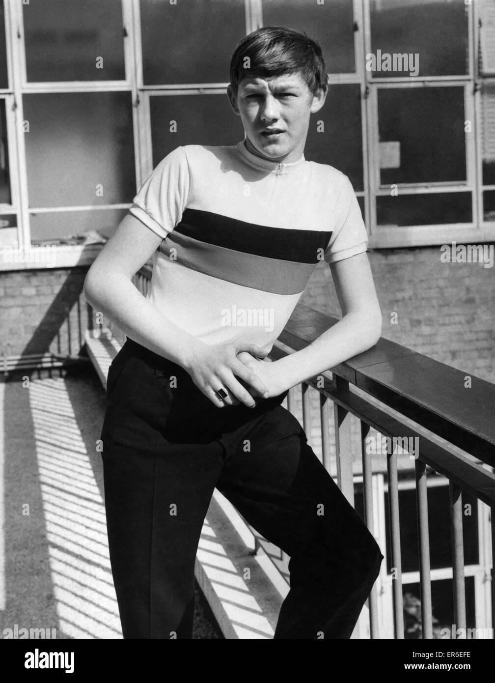 Kleidung: Mode: Herrenmode: Hemden: Patrick Lakey zu modellieren. Mai 1964 P021613 Stockfoto