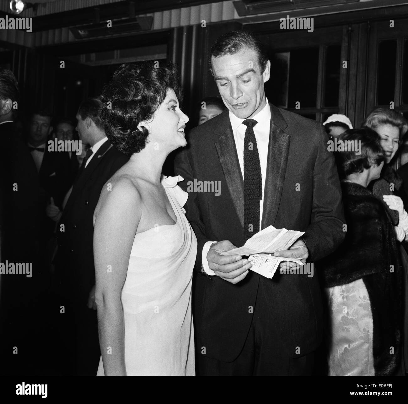 Sean Connery und Zena Marshall besuchen die Filmpremiere von "Dr. NO" James Bond 7. Oktober 1962. Stockfoto