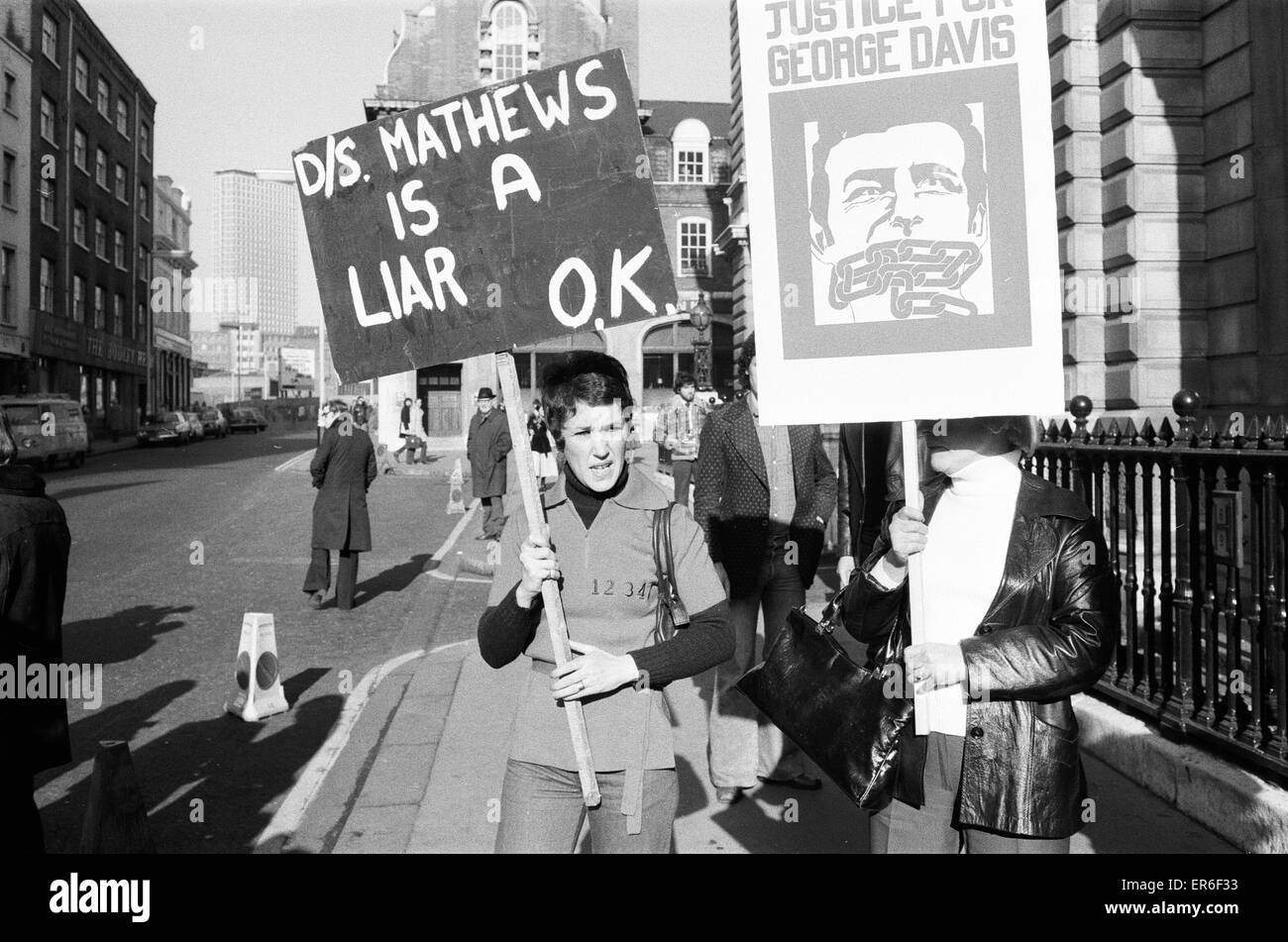 Rosie Davis, Ehefrau von George Davis, aktuell bei HM Gefängnis für Bankraub, Proteste außerhalb Bow Street Magistrates Court, London, wo Kenneth Drury, Korruption, 1. März 1976 ehemalige Polizeichef angeklagt ist. Stockfoto