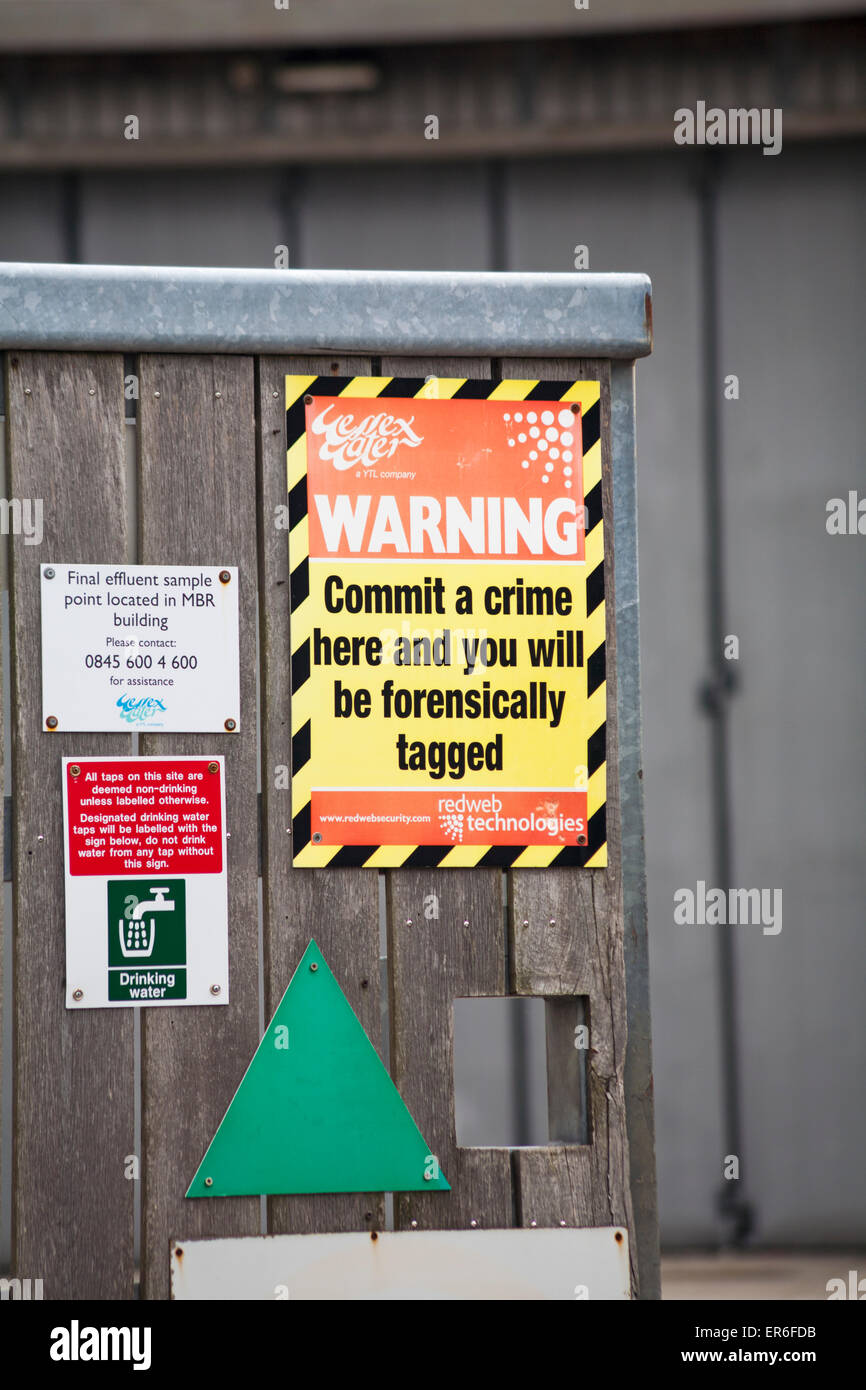 Verschlagwortet mit Warnung begehen Sie ein Verbrechen hier und Sie werden forensisch - Wessex Water Schild am Swanage Stockfoto