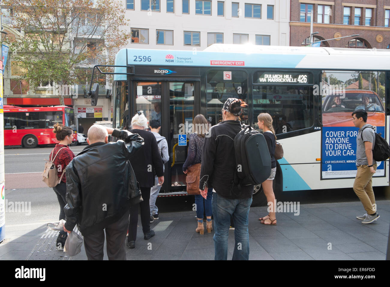 Sydney-Bus an einer Haltestelle in Broadway in der Nähe von Hauptbahnhof, Stadtzentrum von Sydney, Australien Stockfoto