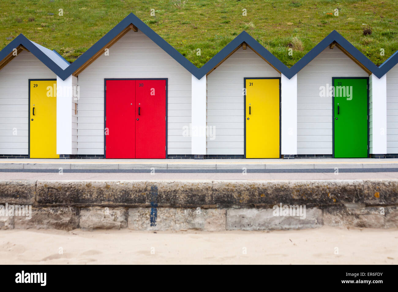 Neue farbenfrohe Strandhütten, farbenfrohe Strandhütten, entlang der Promenade in Swanage, Dorset UK im Mai Stockfoto