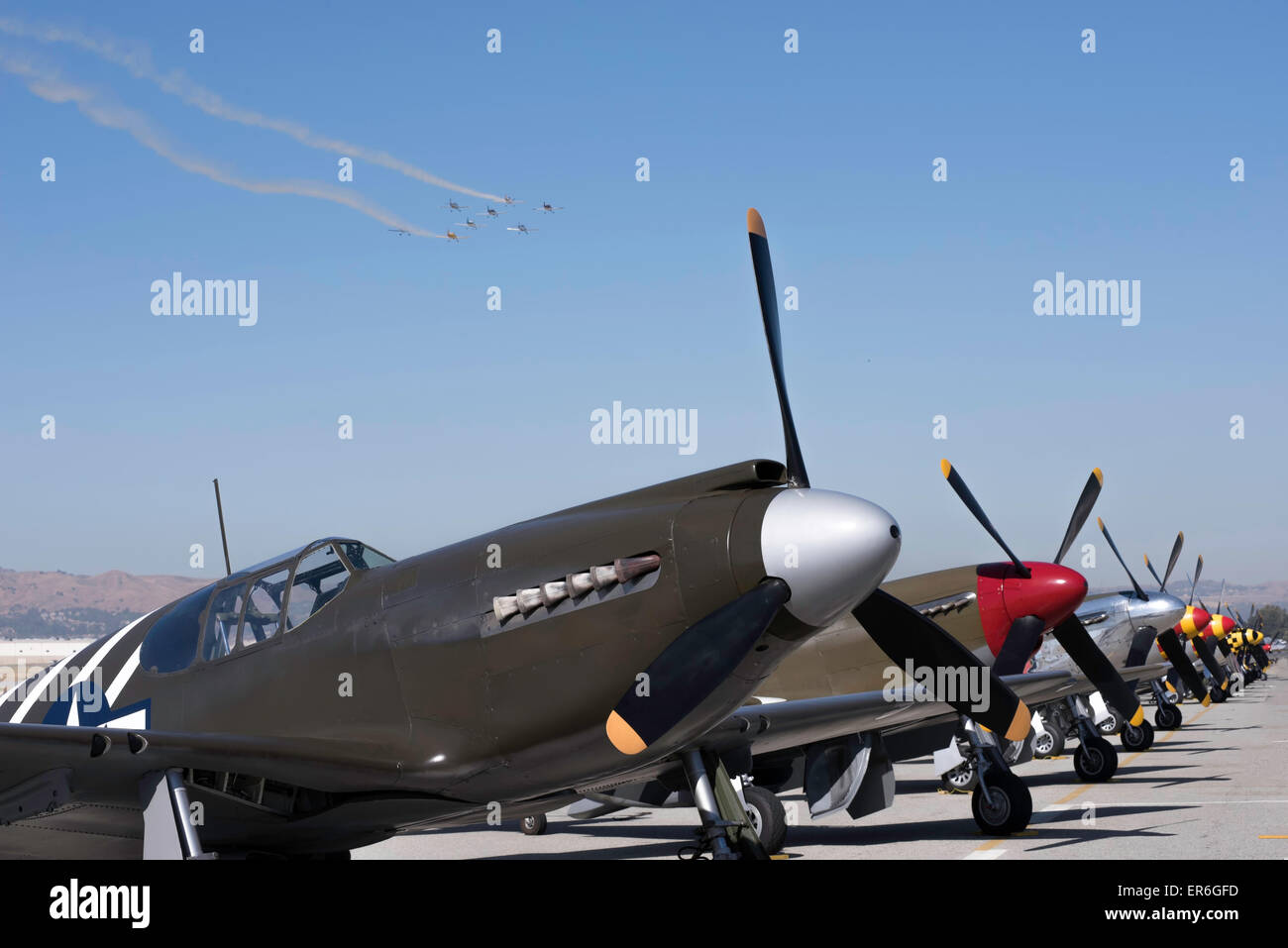 WW2-Kampfflugzeuge am Boden und in der Luft Stockfoto