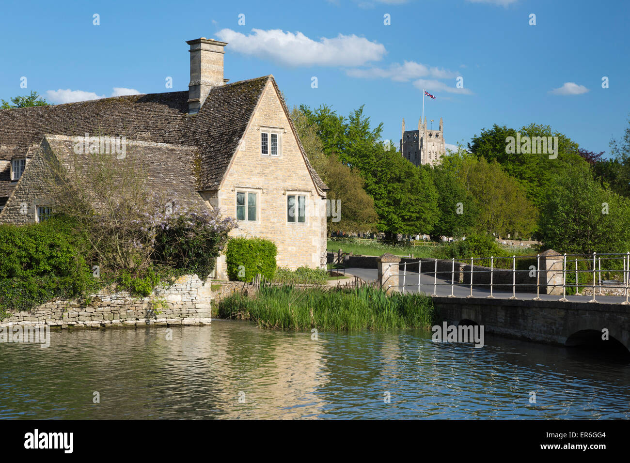 Fluß Coln und Fairford Kirche, Fairford, Cotswolds, Gloucestershire, England, Vereinigtes Königreich, Europa Stockfoto