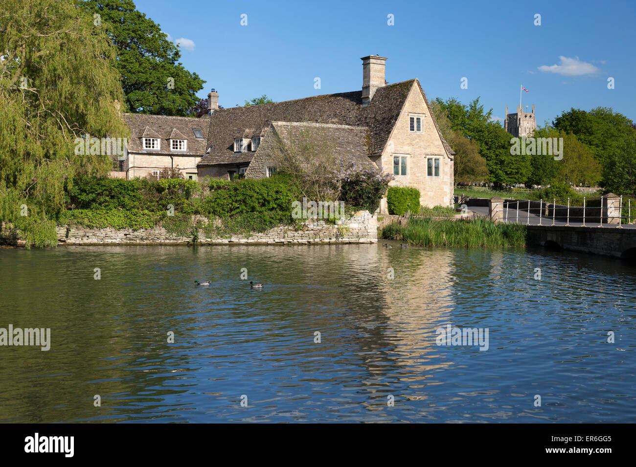 Fluß Coln und Fairford Kirche, Fairford, Cotswolds, Gloucestershire, England, Vereinigtes Königreich, Europa Stockfoto