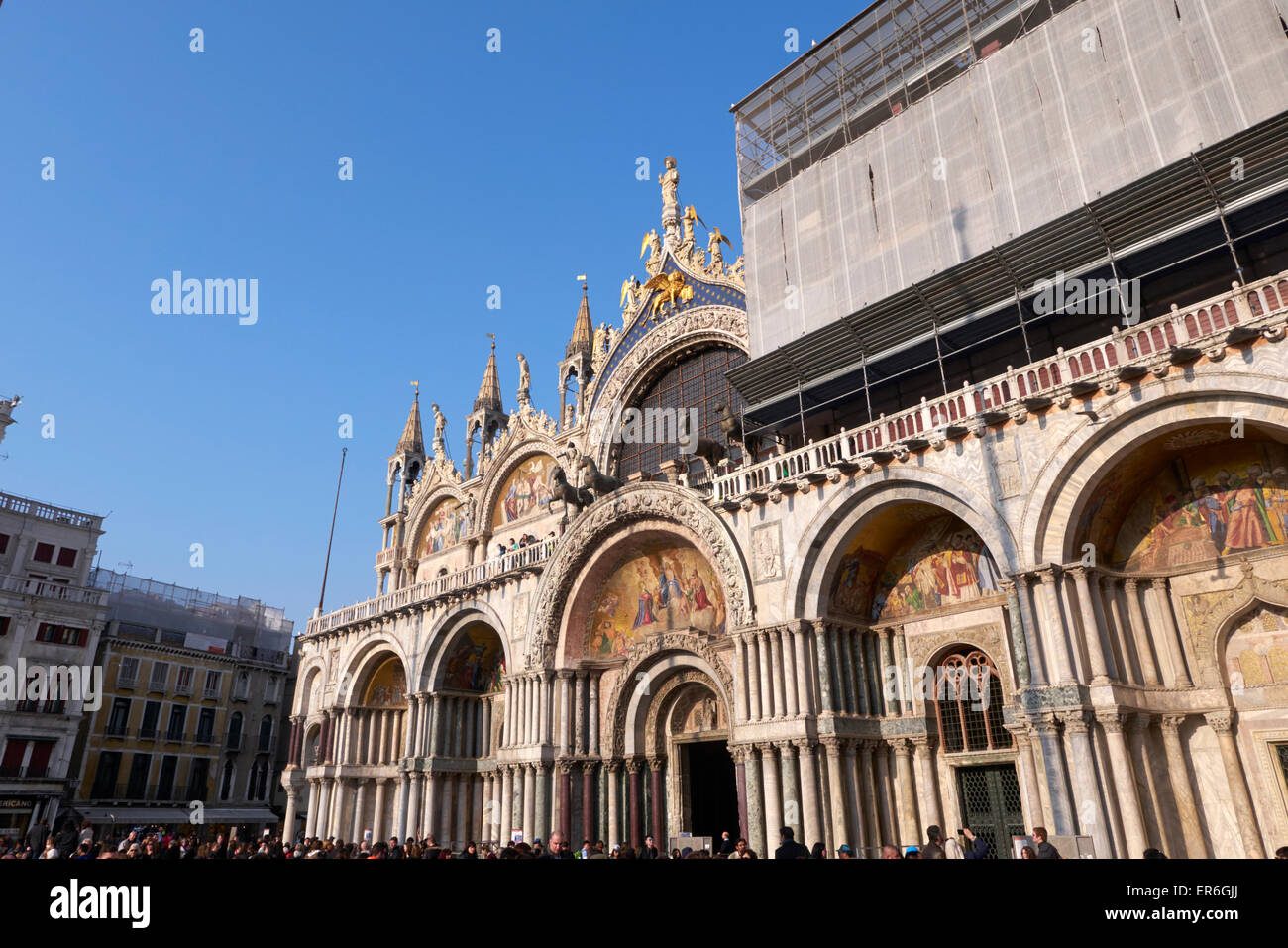 St Marks Cathedral, Venedig, Italien, mit einigen Bauarbeiten auf der Seite Scafolding. Stockfoto