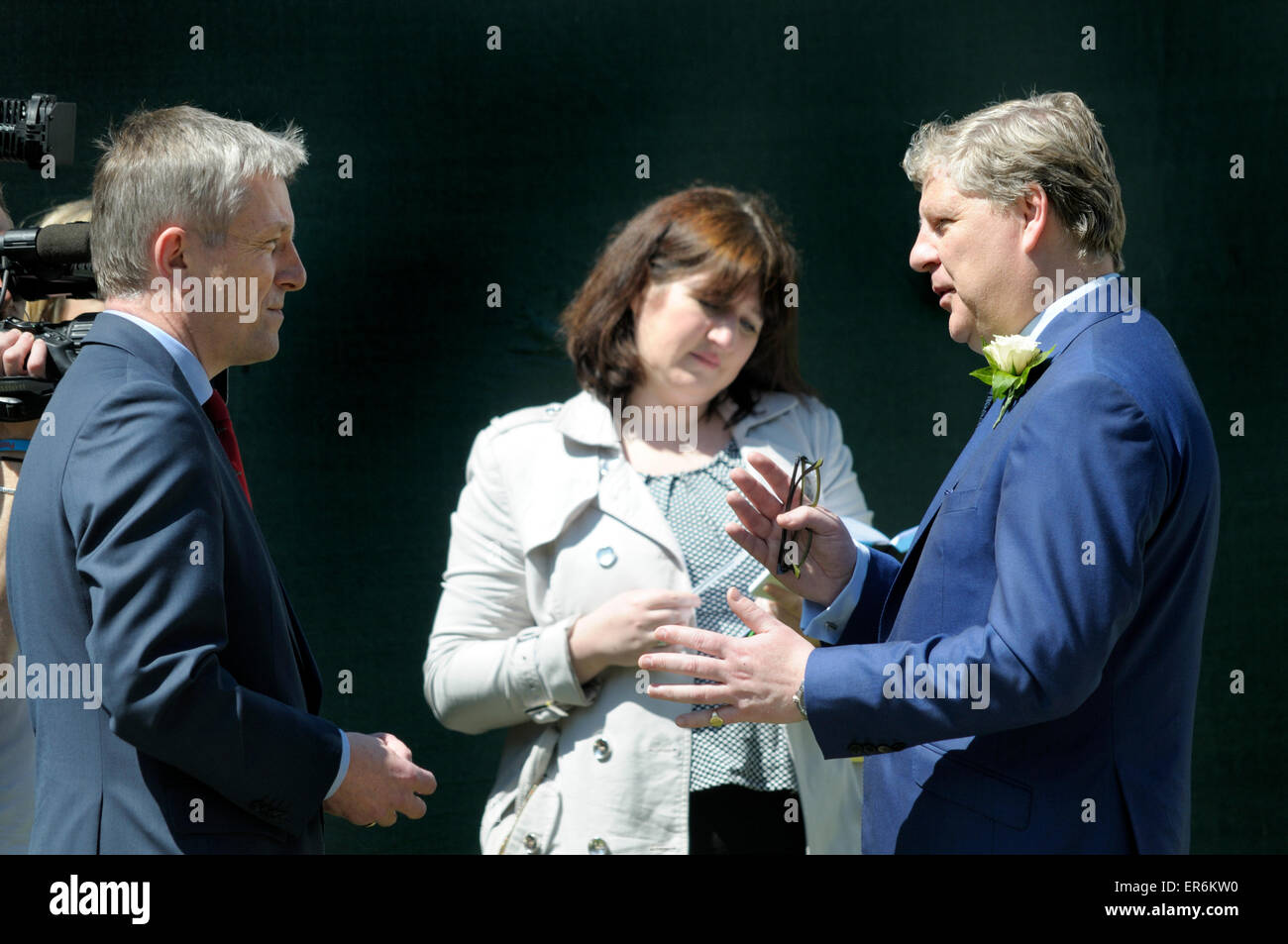 Angus Robertson MP (SNP: Moray) interviewt am College Green, Westminster, nach Mai 2015 Thronrede Stockfoto