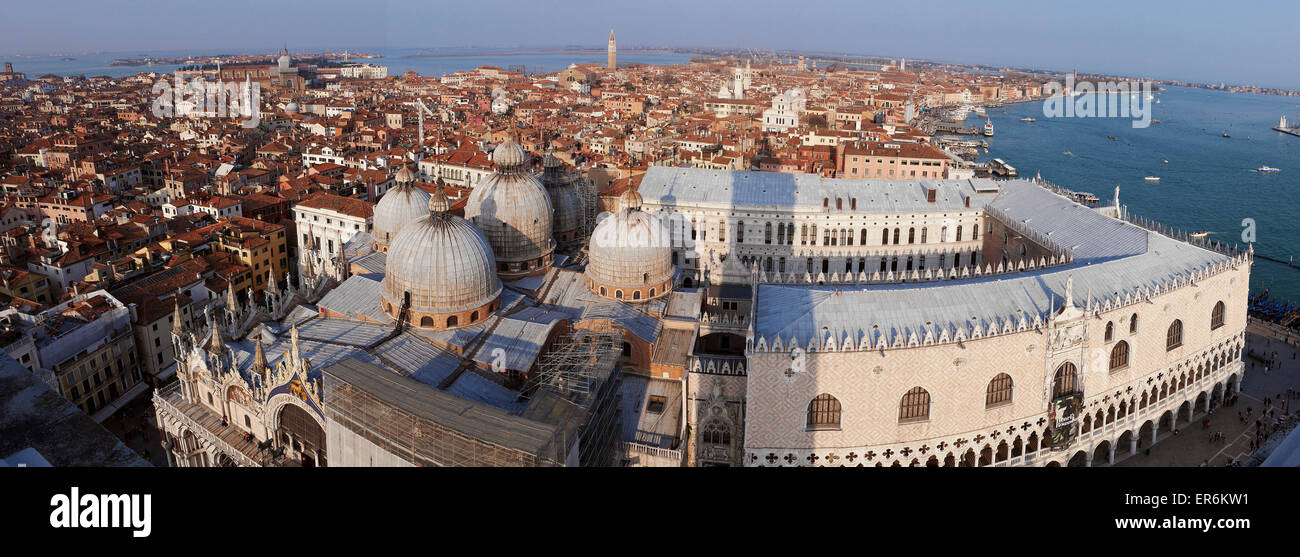 Panoramische Luftaufnahme von Saint Mark und Petersplatz mit Dogenpalast Palace - Venedig - Italien Stockfoto