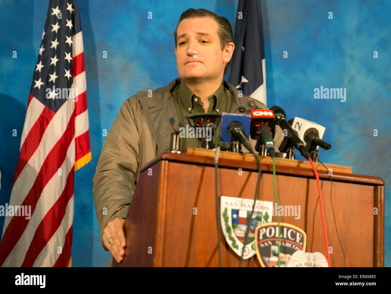 Wimberley, Texas, USA. 27. Mai 2015. US Sen. Ted Cruz R-Texas spricht zu den Medien bei der Polizei von San Marcos nach eine Rundfahrt durch Wimberley, Texas Stockfoto