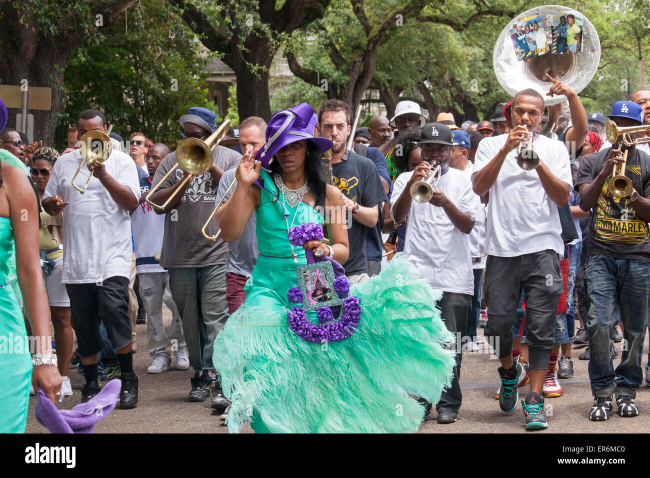 New Orleans, Louisiana - The Divine Damen-Sozialhilfe und Vergnügen Club Zweitlinie Parade. Stockfoto