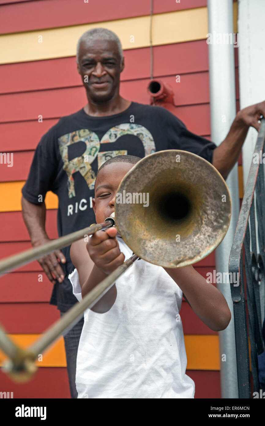 New Orleans, Louisiana - ein Junge spielt Posaune. Stockfoto