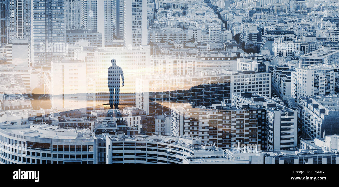 Doppelte Belichtung konzeptuelle Collage mit ein Mann geht in den Sonnenaufgang Perspektive über großen modernen Stadtbild Hintergrund Stockfoto
