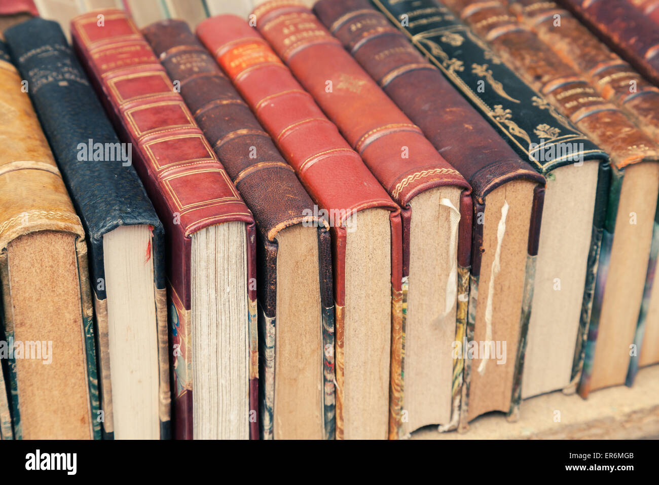 Alte gebrauchte Vintage Bücher mit bunten Lederbezüge lag auf dem Regal Stockfoto