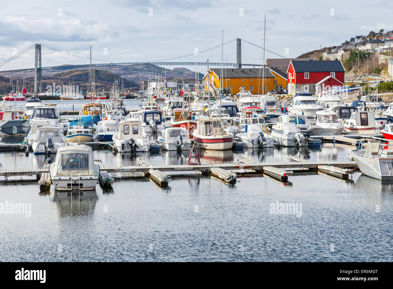 Rorvik, kleinen norwegischen Dorf, Holzhäuser und festgemachten Boote an der Nordseeküste Angeln Stockfoto