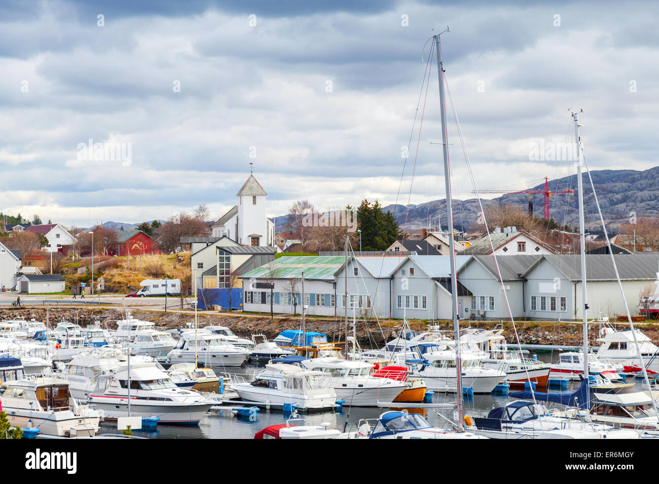 Rorvik, norwegische Fischerei Dorfbild. Kleine Boote sind in der Marina festgemacht. Stockfoto