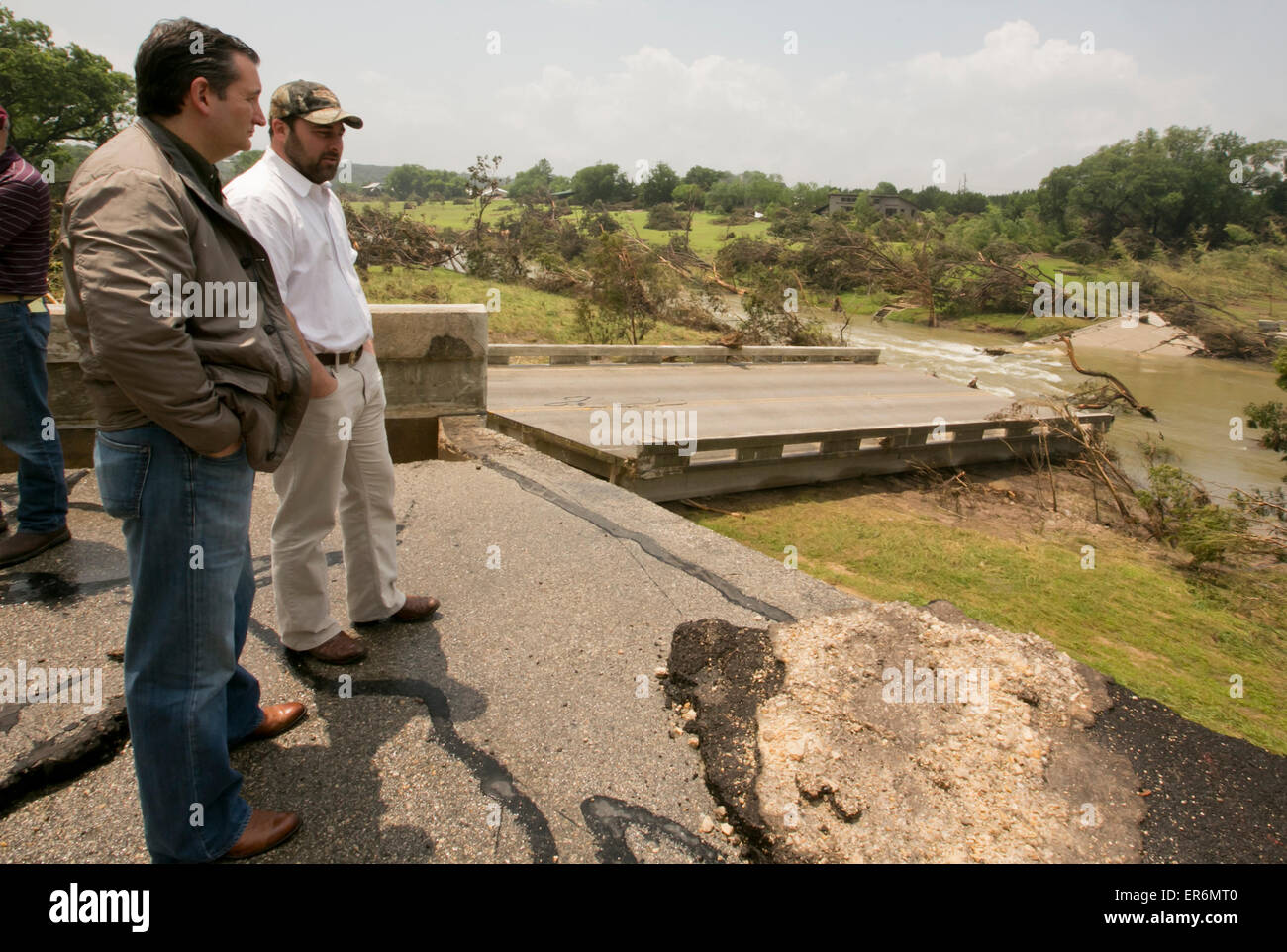 Wimberley, Texas, USA. 27. Mai 2015. U.S. Sen. Ted Cruz R-Texas tourt die Fischer Store Straßenbrücke in Wimberley, Texas mit Hays County Kommissar Will Conley. Die Brücke über den Fluss Blanco wurde zerstört, als der Fluss über das Memorial Day Wochenende überschwemmte. Stockfoto