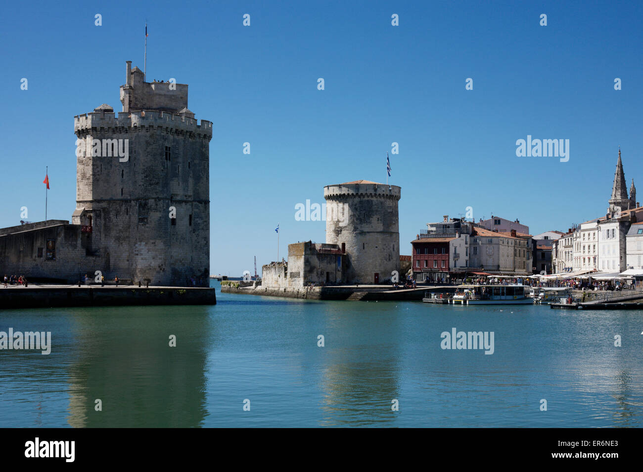 Alten Hafen Eingang zeigt St Nicolas Turm und Kette Turm Vieux Port La Rochelle Frankreich. Stockfoto